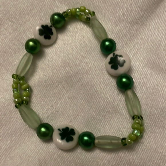 Lucky Handmade Jewelry Stretch Bracelet w Clover Beads & New & Upcycled Neads - Picture 1 of 3